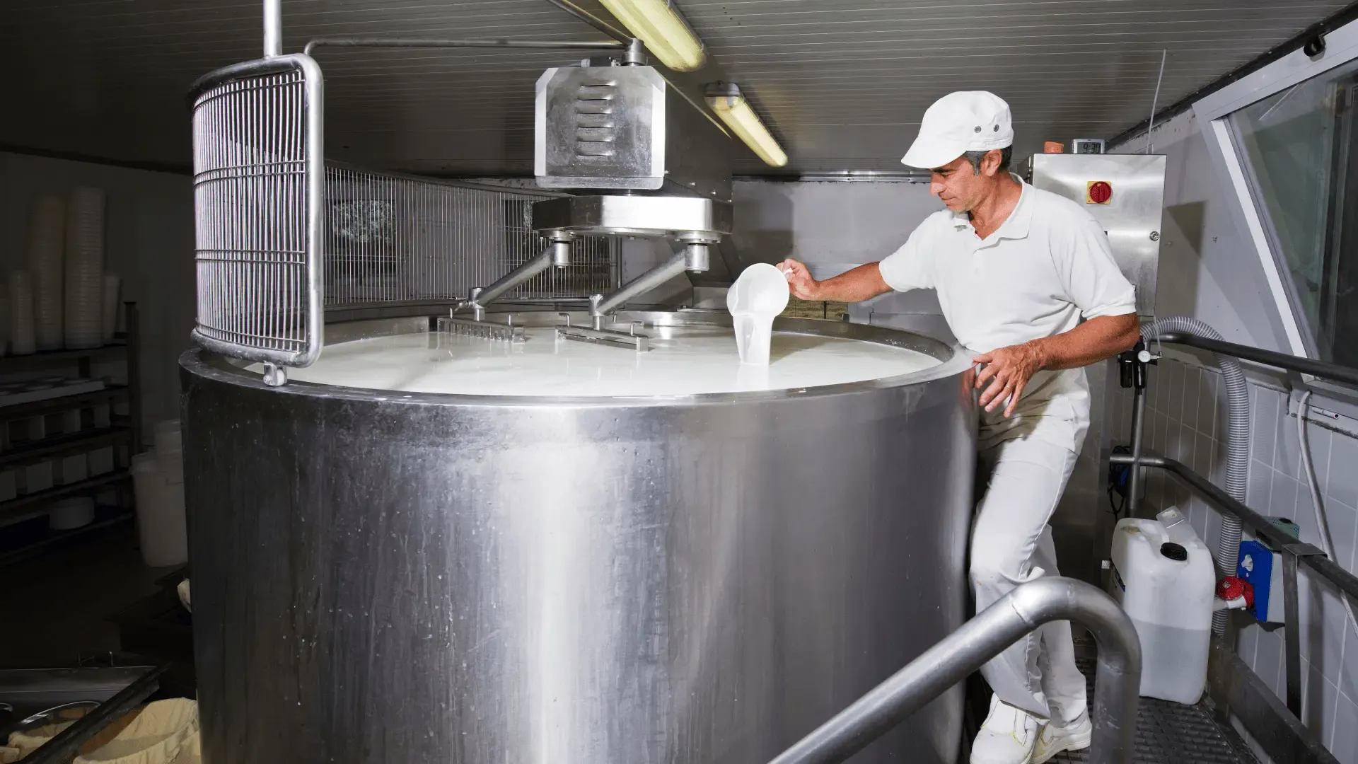 persona che maneggia un macchinario per fare il formaggio